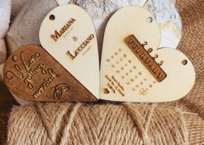 "Personalisierte Hochzeitseinladung, Boda Invitación Tarjeta de invitación Grabado en madera Postal de madera Diseño rústico Elegante Flores Amor Compromiso Boda única Original Artesanal Detalle especial Hochzeit Einladung Einladungskarte Holzgravur Postkarte aus Holz Rustikales Design Elegant Blumen Liebe Verlobung Einzigartige Hochzeit Originell Handgefertigt Besonderes Detail Herzförmige Save-the-Date-Karte aus Holz mit Gravur und dekorativen Blumen"""