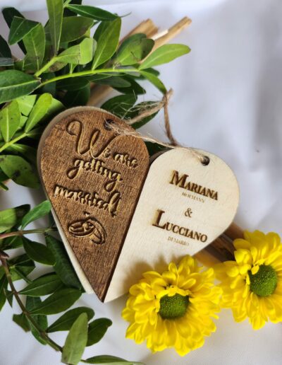 "Personalisierte Hochzeitseinladung, Boda Invitación Tarjeta de invitación Grabado en madera Postal de madera Diseño rústico Elegante Flores Amor Compromiso Boda única Original Artesanal Detalle especial Hochzeit Einladung Einladungskarte Holzgravur Postkarte aus Holz Rustikales Design Elegant Blumen Liebe Verlobung Einzigartige Hochzeit Originell Handgefertigt Besonderes Detail Herzförmige Save-the-Date-Karte aus Holz mit Gravur und dekorativen Blumen"""