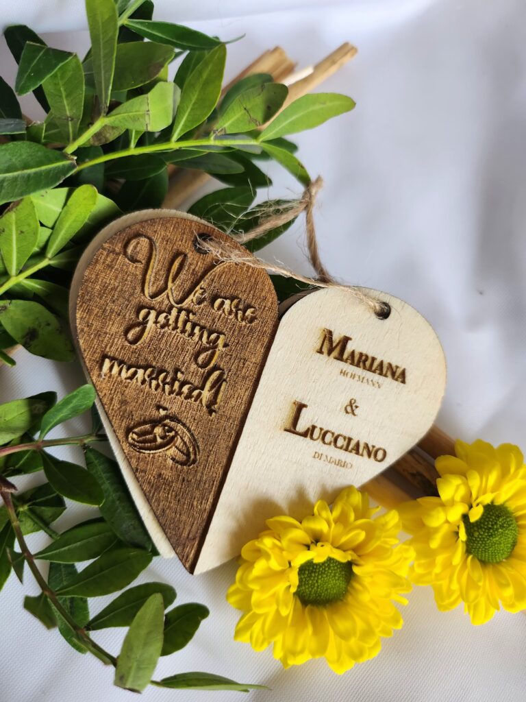 "Personalisierte Hochzeitseinladung, Boda Invitación Tarjeta de invitación Grabado en madera Postal de madera Diseño rústico Elegante Flores Amor Compromiso Boda única Original Artesanal Detalle especial Hochzeit Einladung Einladungskarte Holzgravur Postkarte aus Holz Rustikales Design Elegant Blumen Liebe Verlobung Einzigartige Hochzeit Originell Handgefertigt Besonderes Detail Herzförmige Save-the-Date-Karte aus Holz mit Gravur und dekorativen Blumen"""