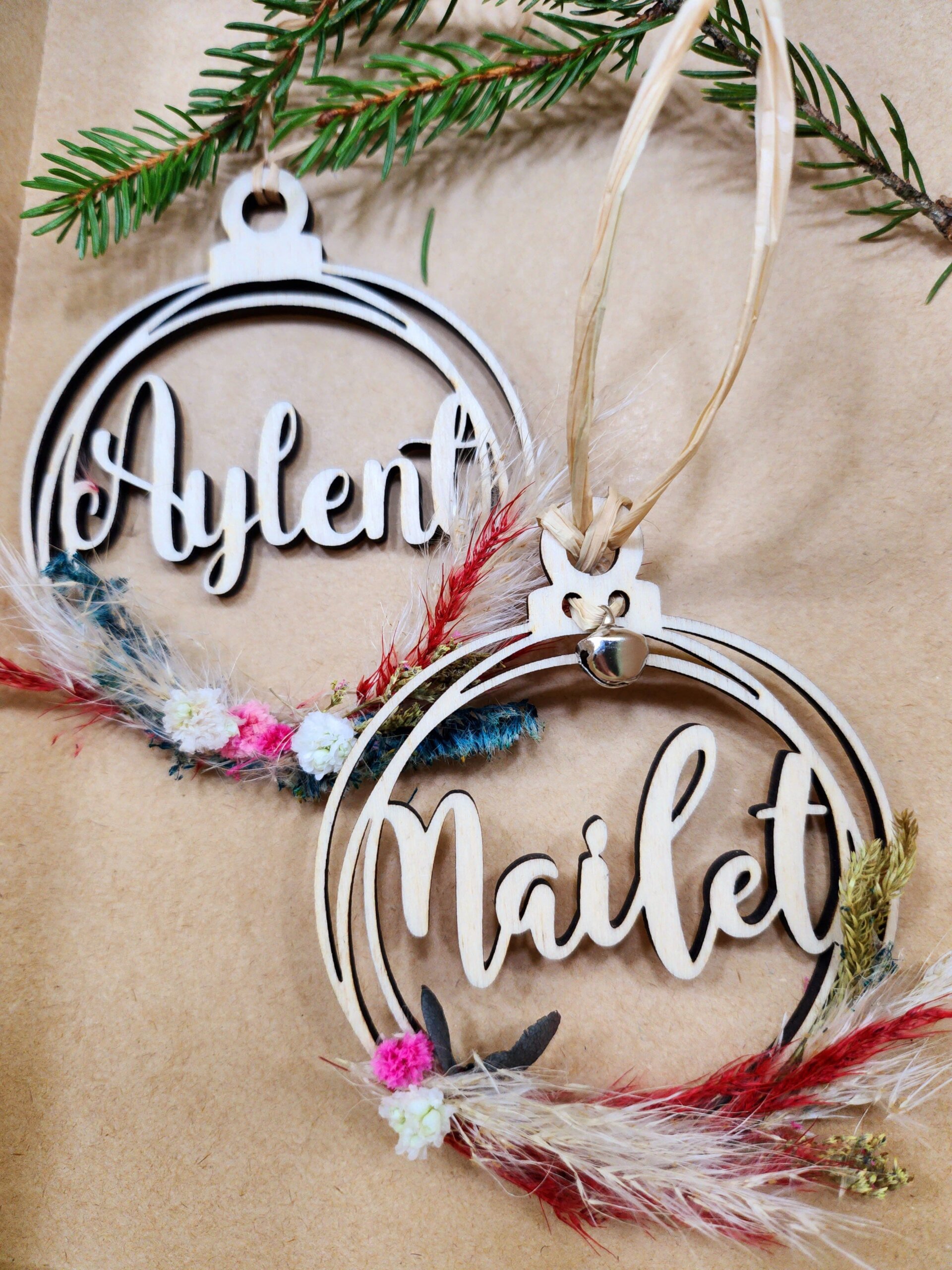 Drei personalisierte Holzanhänger mit Namen für den Weihnachtsbaum. Weihnachtsanhänger mit Namen und handgefertigtem Weihnachtsstern als Dekoration. Holzanhänger mit graviertem Namen und Schleife mit Glitzersternen. Personalisierter Weihnachtsanhänger aus Holz mit Namen und Naturdekoration. Holzanhänger mit dem Namen „Peter“ und roter Sternenschleife. Drei personalisierte Weihnachtsanhänger aus Holz, ideal für Dekoration oder Geschenke. Detailansicht eines personalisierten Weihnachtsanhängers aus Holz mit dekorativer Schleife. Dekorativer Holzanhänger mit dem Namen „Natalia“ und handgefertigtem Weihnachtsstern. Personalisierte Holzanhänger, perfekt für Geschenke und Weihnachtsdekoration.