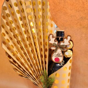 Stilvolle Geschenkverpackung mit personalisierter Holzdekoration