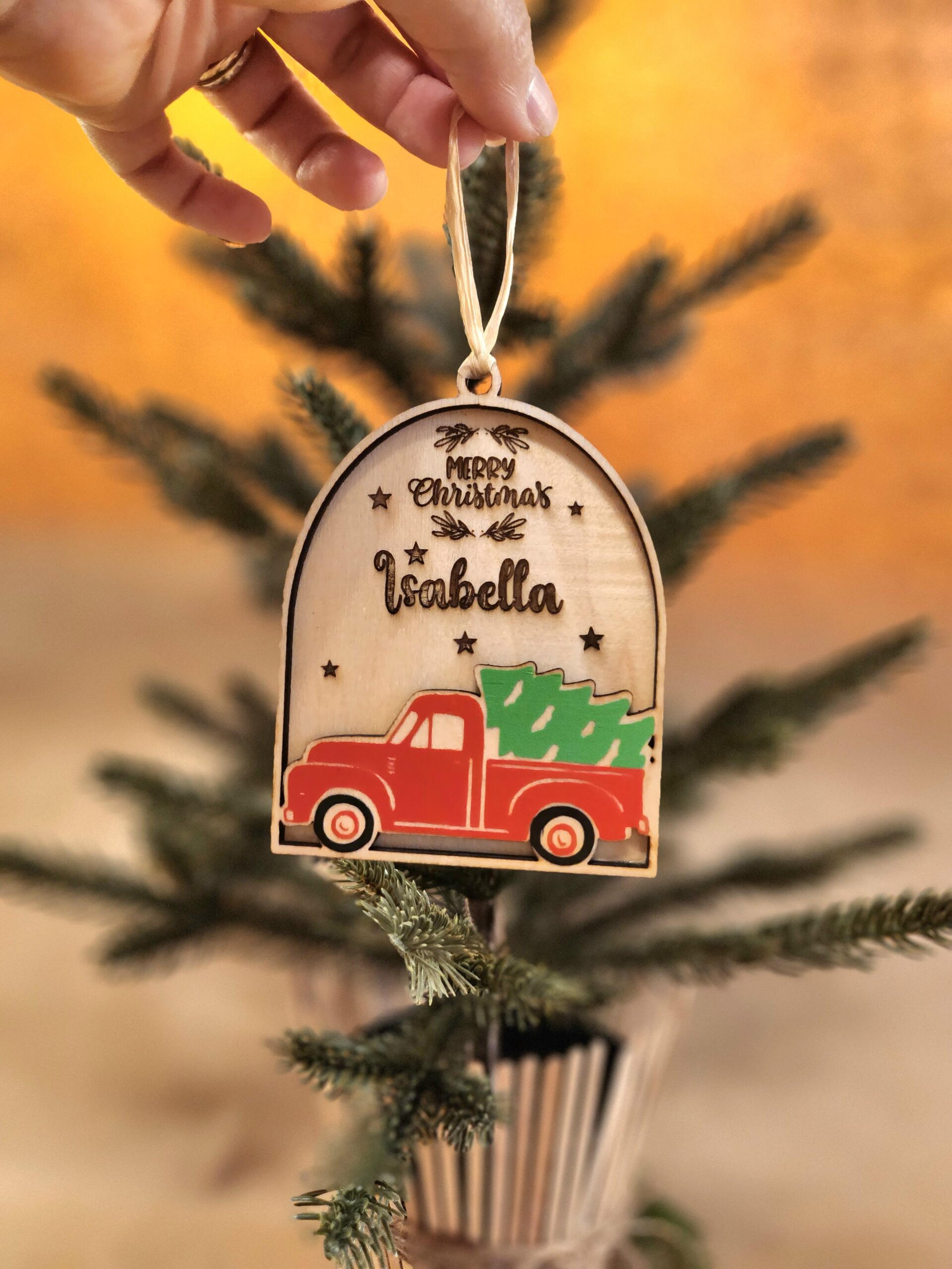 Weihnachtsbaum_Ornamenten Personalisierte Weihnachtsanhänger Holzanhänger Weihnachten Weihnachtsdekoration aus Holz Nachhaltige Weihnachtsdeko Namensanhänger Weihnachten Weihnachtsbaum Dekoration personalisiert Individuelle Geschenke Weihnachten Handgemachte Weihnachtsdekoration Personalisierte Geschenke aus Holz Einzigartige Weihnachtsdekoration Weihnachtsgeschenke mit Namen Dekorationen aus Naturmaterialien Weihnachtsanhänger mit Gravur Personalisierte Christbaumanhänger Weihnachtsdeko mit Namen Kreative Weihnachtsgeschenke Natürliche Weihnachtsdekoration Weihnachtsornamente aus Holz Individuelle Weihnachtsbaumanhänger Dekorationen für nachhaltige Weihnachten