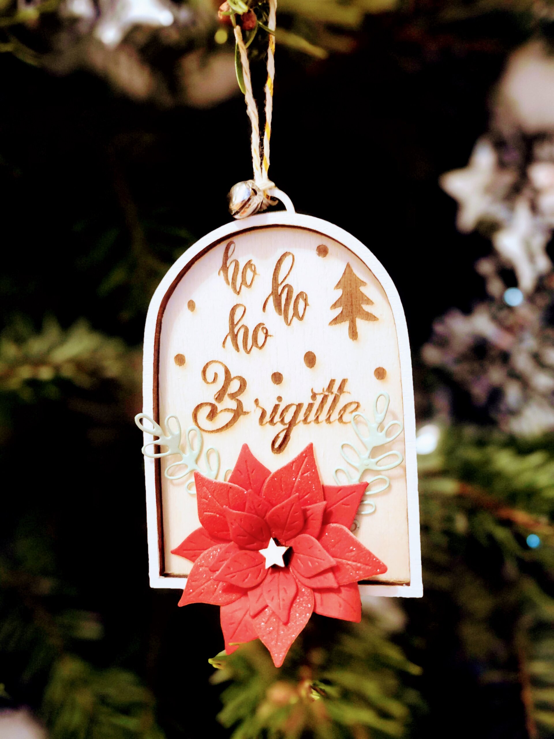 Personalisierte Weihnachtskugel mit Namen und Juteschleife<br />
Weihnachtskugel mit Namensgravur und handgefertigter Dekoration<br />
Rote Weihnachtskugel mit individueller Namensgravur und rustikaler Schleife<br />
Nachhaltige Weihnachtsdekoration aus Holz für umweltfreundliche Festtage<br />
Personalisierte Weihnachtsanhänger aus Holz und Naturmaterialien<br />
Weihnachtsdeko aus Naturmaterialien für nachhaltige Weihnachten<br />
Kreative Weihnachtsgeschenke – Personalisierte Anhänger aus Holz<br />
Handgemachte Weihnachtsgeschenke mit individueller Namensgravur<br />
Personalisierte Weihnachtsgeschenke aus nachhaltigen Materialien