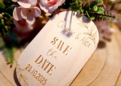 Nachhaltige Hochzeitsdeko Umweltfreundliche Hochzeit Dekoration Hochzeitstisch mit Holzdekoration Elegante recycelte Hochzeitsdekoration Natürliche Blumenarrangements für Hochzeit Hochzeitseinladungen aus Holz Stilvolle nachhaltige Hochzeit Umweltbewusste Hochzeitsdeko Ideen DIY Hochzeitsdeko aus recycelten Materialien Hochzeitstische mit saisonalen Blumen Dekorationen aus Holz für die Hochzeit Rustikale Hochzeitsdekoration Vintage und nachhaltige Hochzeit Umweltfreundliche Hochzeitsaccessoires Boho Hochzeitsdeko aus Naturmaterialien