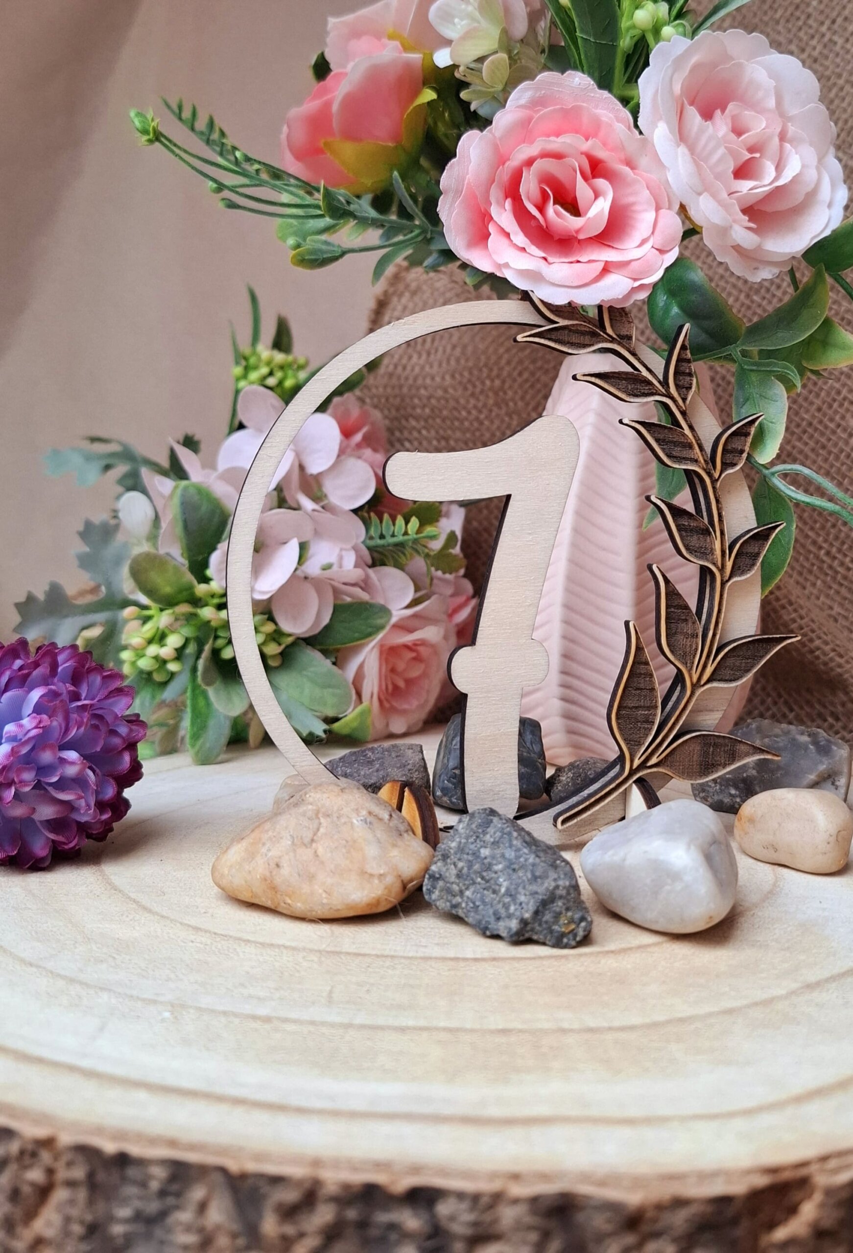 Personalisierte Tischnummer aus Holz, stilvolle und umweltfreundliche Tischdekoration für Hochzeiten