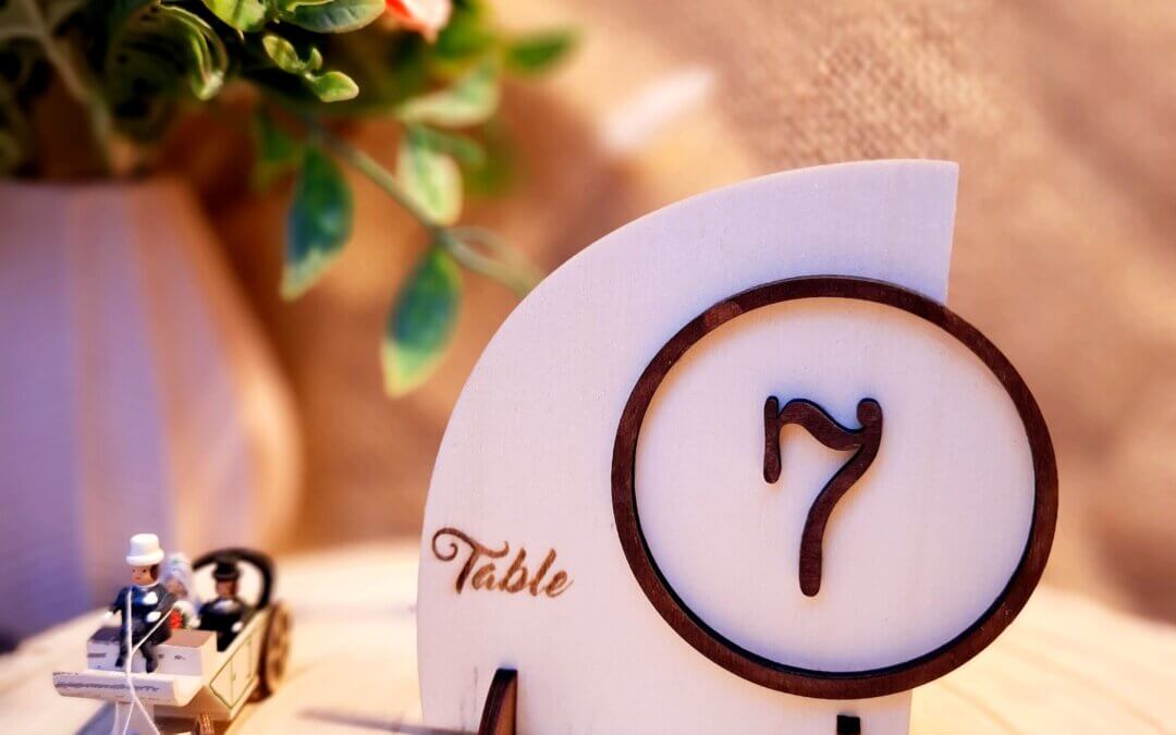 Tischnummer aus Holz, personalisierte Tischdekoration für Hochzeiten, nachhaltiges und elegantes Design