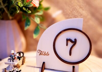 Tischnummer aus Holz, personalisierte Tischdekoration für Hochzeiten, nachhaltiges und elegantes Design