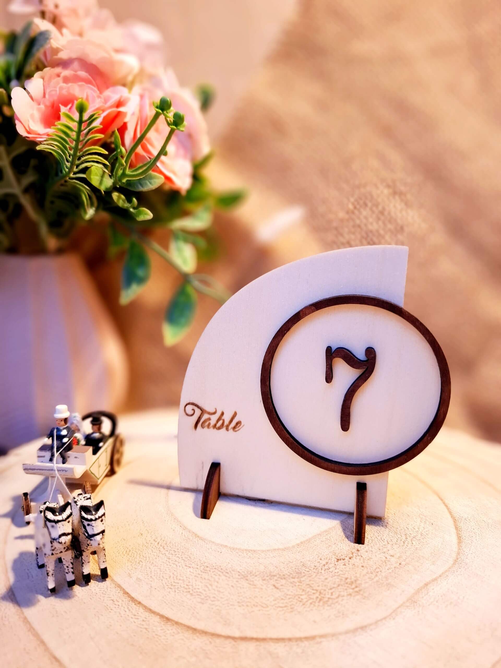 Tischnummer Hochzeitsdekoration Tischnummer aus Holz, personalisierte Tischdekoration für Hochzeiten, nachhaltiges und elegantes Design