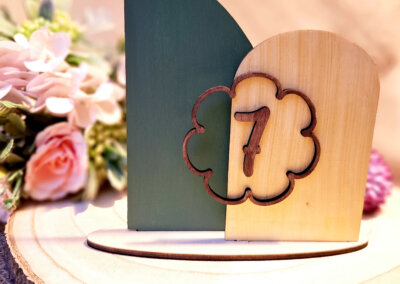 Tischnummer aus Holz, personalisierte Tischdekoration für Hochzeiten, nachhaltiges und elegantes Design