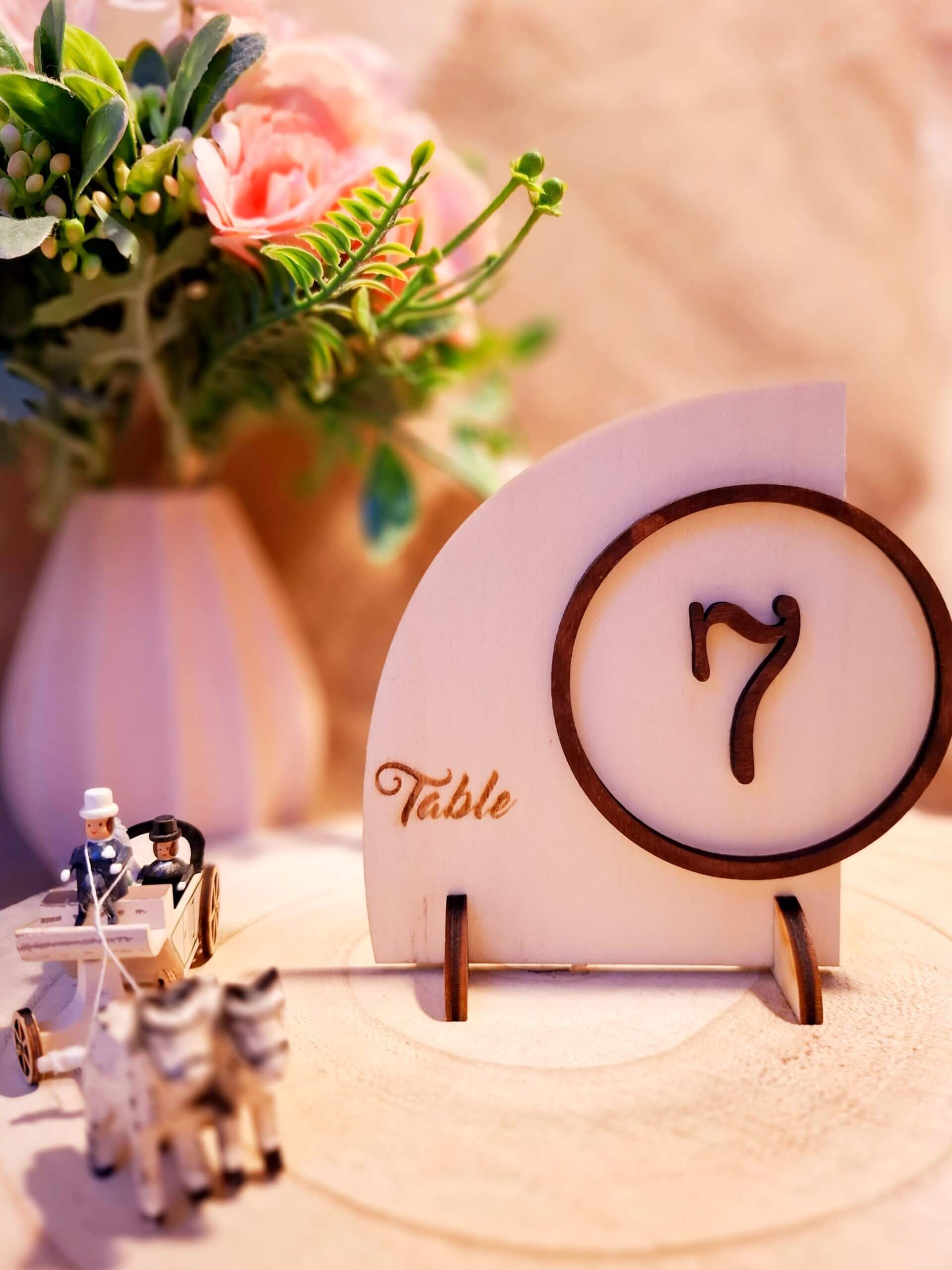Tischnummer_Hochzeitsdekoration_ Tischnummer aus Holz, personalisierte Tischdekoration für Hochzeiten, nachhaltiges und elegantes Design