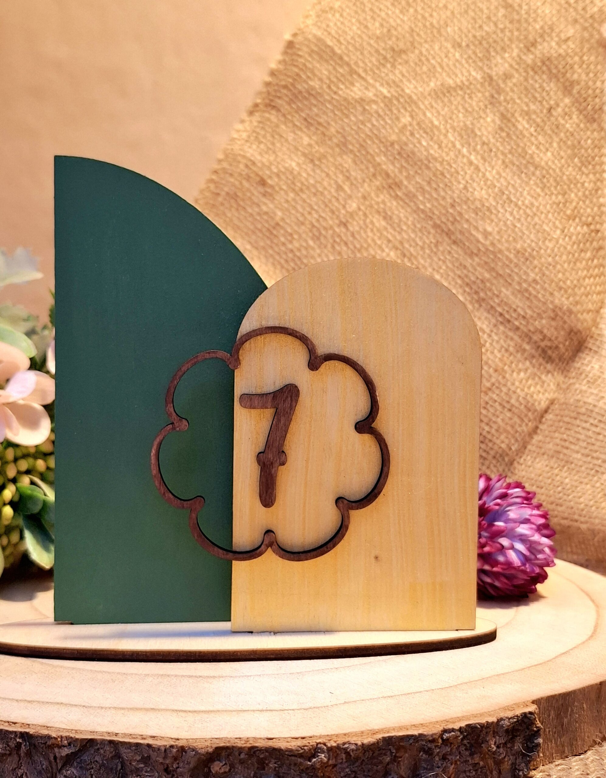Tischnummer aus Holz, personalisierte Tischdekoration für Hochzeiten, nachhaltiges und elegantes Design