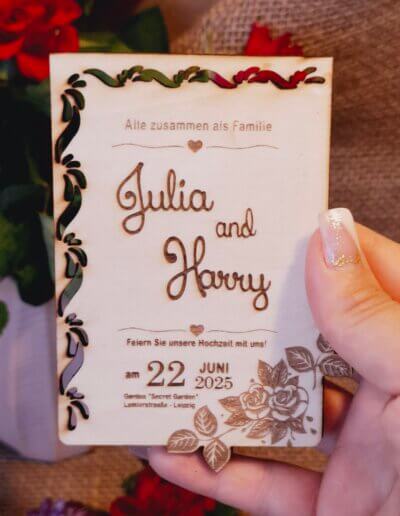 Hochzeitseinladung aus Holz 'Ewige Liebe' mit floralem Design, Namen des Brautpaars und romantischen Details. Ideal für rustikale und natürliche Hochzeiten, perfekt für Paare, die Eleganz und Personalisierung schätzen.