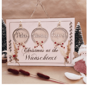 Personalisierter Holzrahmen mit Weihnachtsbambeln für die Familie